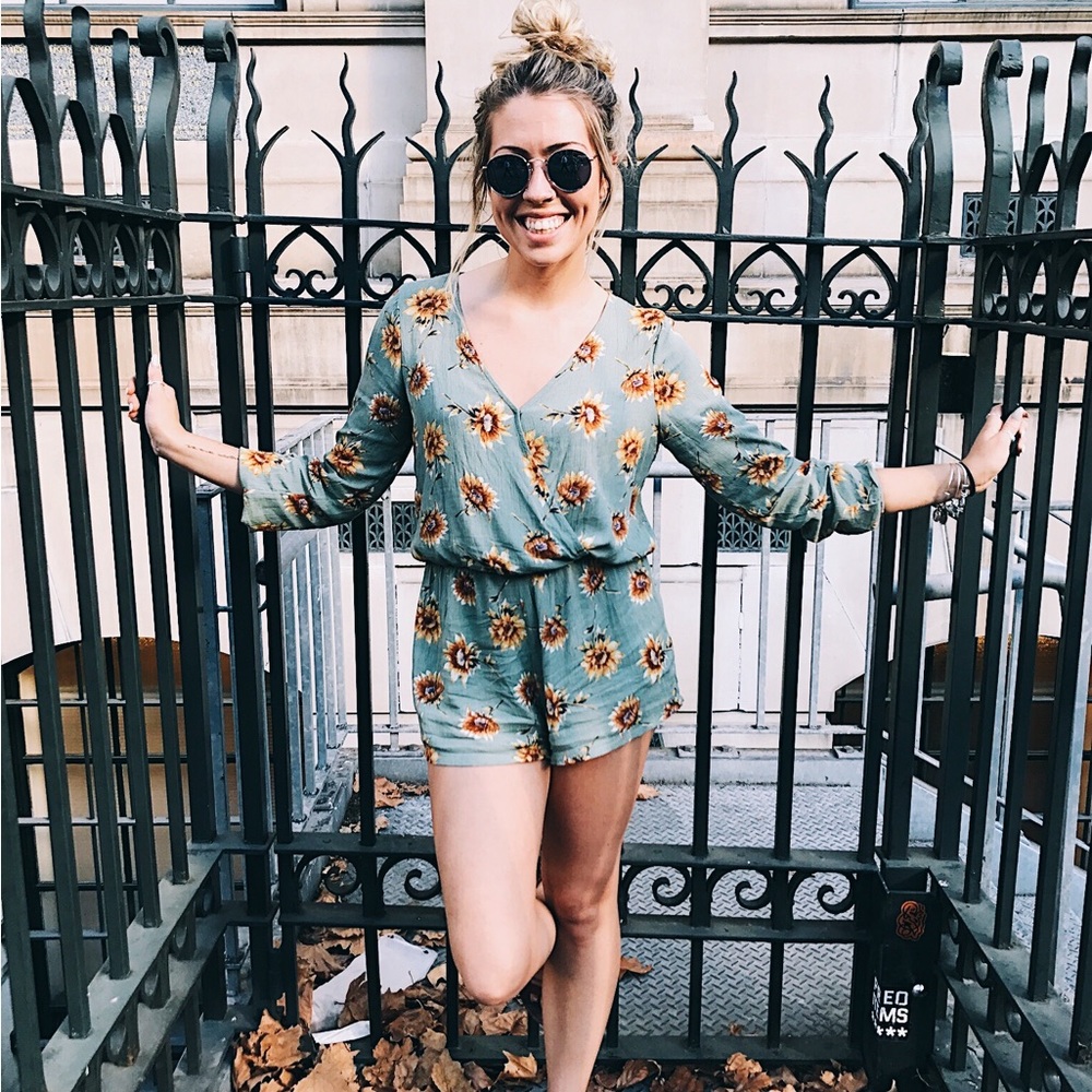 Cutest forever 21 Daisy romper / jumpsuit